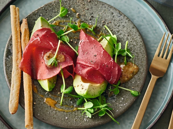 Bresaola und Avocado mit Manukahonig und Walnusspesto