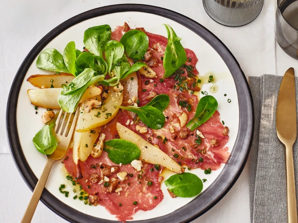 Rinder­carpaccio mit Lebkuchen­crunch und gebratenen Birnen