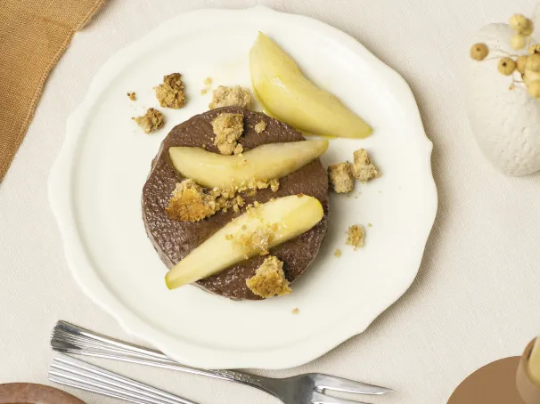 Schoko-Haselnuss-Mousse mit gebratenen Birnen und Chai-Nuss-Crumble